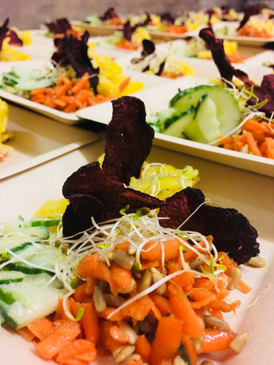 Frischer Karottensalat mit Sprossen und Rote-Bete-Chips vom Hercules Catering