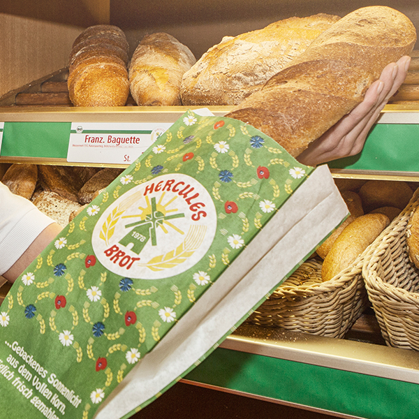 Frisches Brot in der grünen Hercules Brottüte