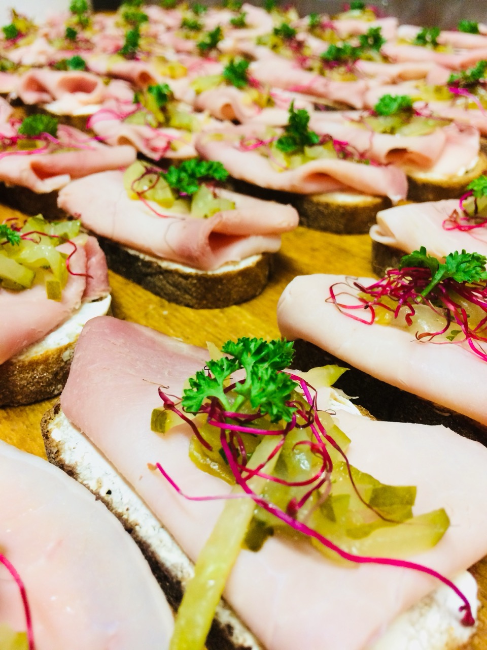 Canapés mit Schinken und gebratenem Gemüse vom Catering der Hercules Bäckerei