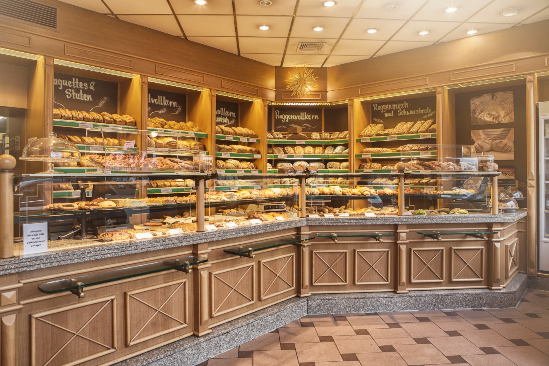 Verkaufsraum der Hercules Bäckerei mit Brotauswahl an den Regalen