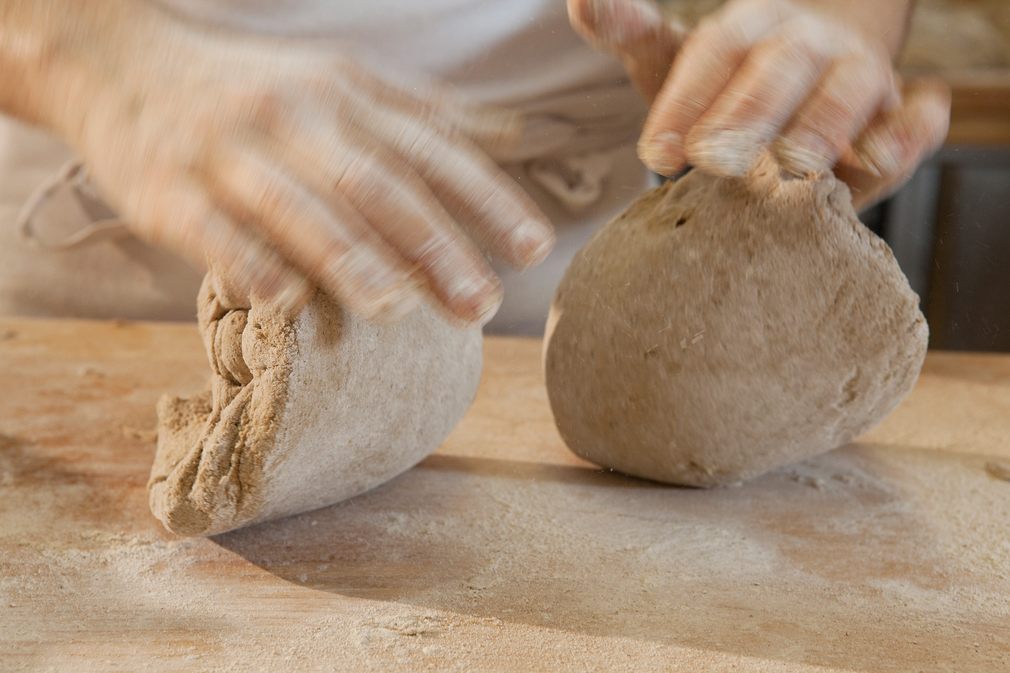 Von Hand gekneteter Brotteig in der Hercules Backstube