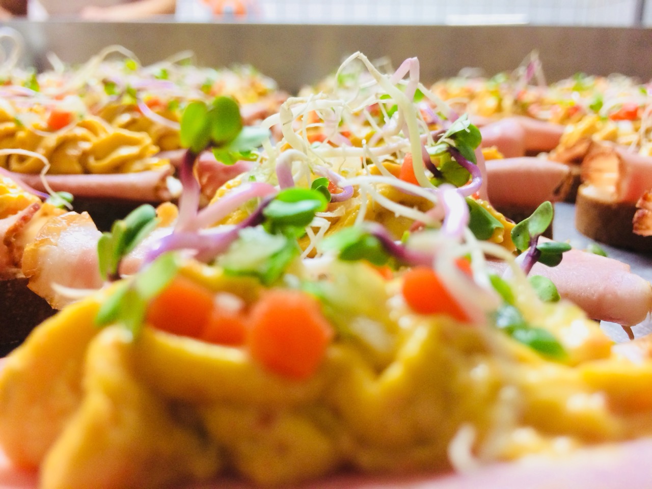 Canapés mit Kräutern und Sprossen vom Hercules Catering in Düsseldorf