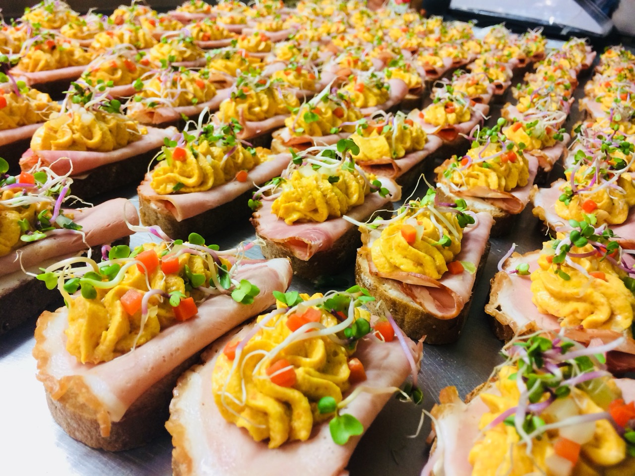 Frisch belegte Canapés-Platte vom Hercules Catering in Düsseldorf